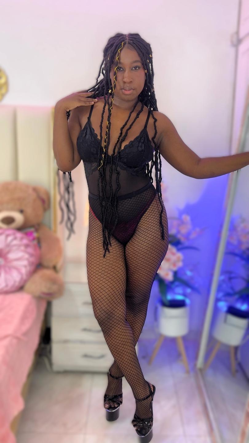 Image of cam model KhaliMaxwell from XloveCam