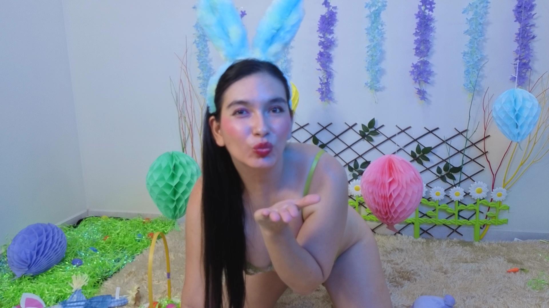 Image of cam model MaraLoop from XloveCam