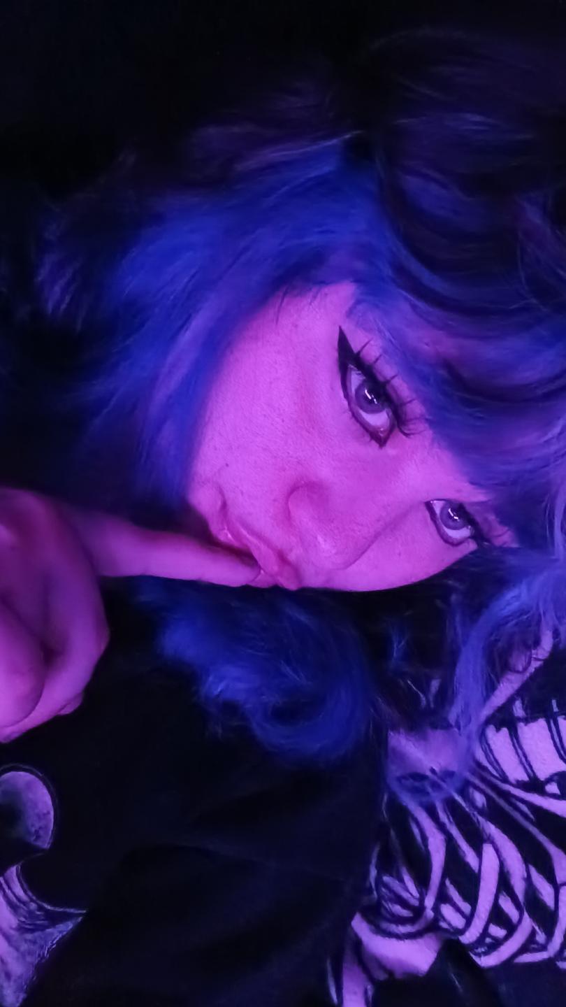 Image of cam model MoonBluee from XloveCam