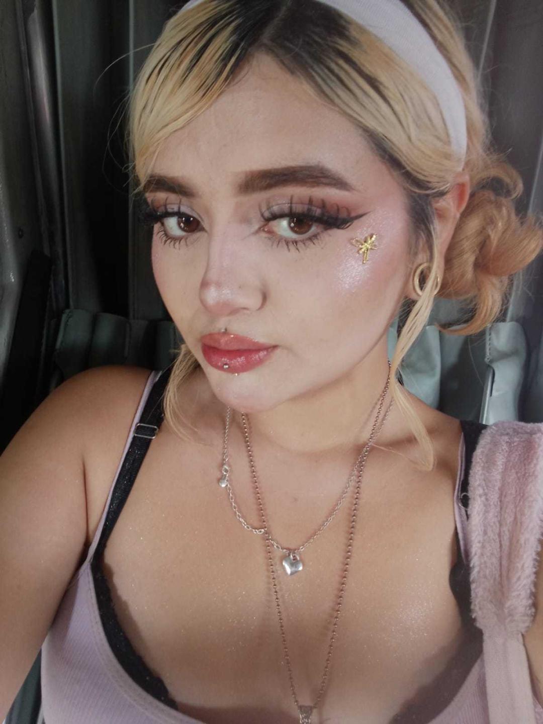 Image of cam model LyaMoon from XloveCam