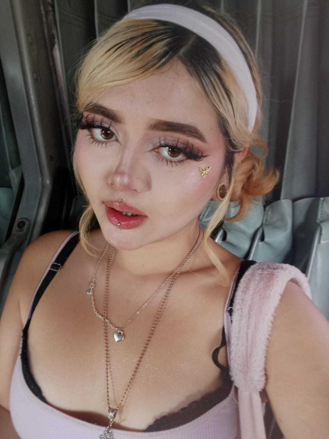 Image of cam model LyaMoon from XloveCam