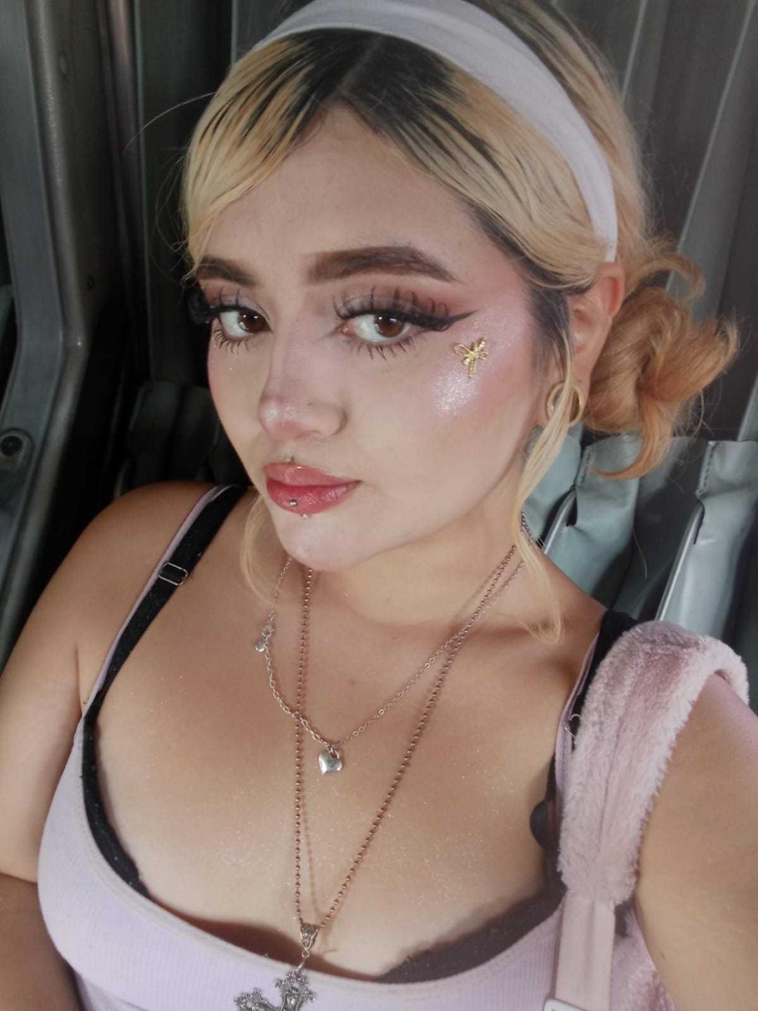 Image of cam model LyaMoon from XloveCam