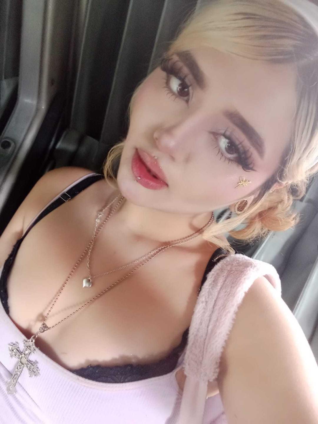 Image of cam model LyaMoon from XloveCam