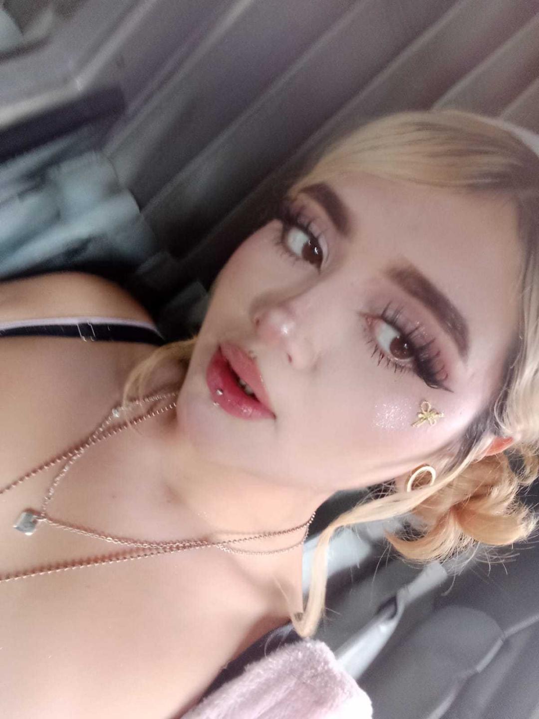 Image of cam model LyaMoon from XloveCam