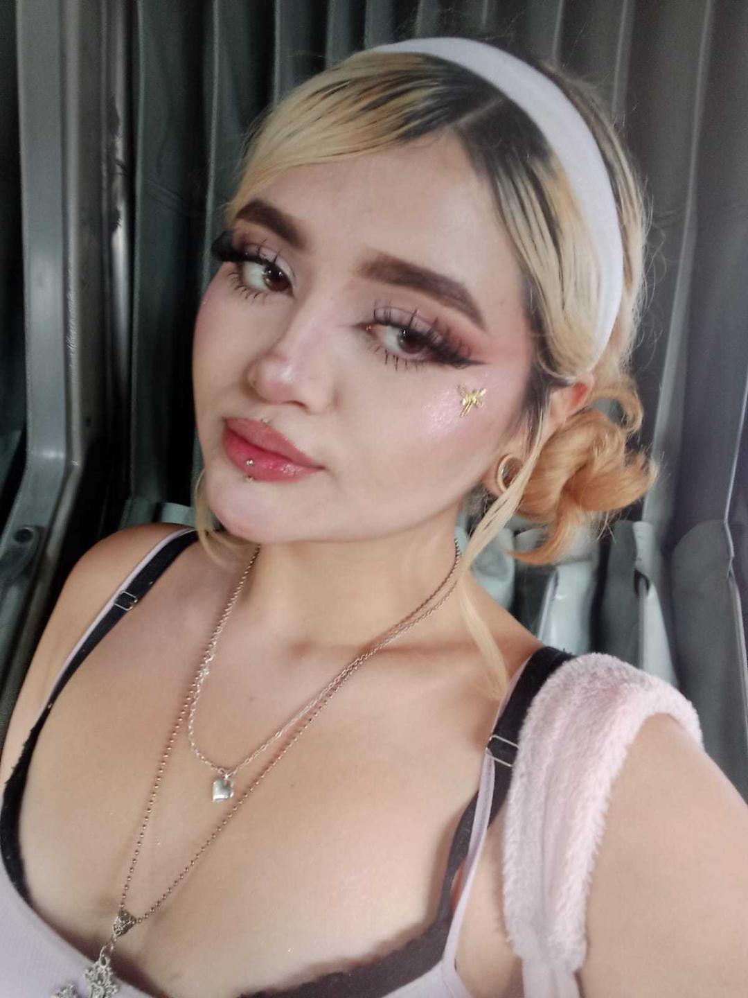 Image of cam model LyaMoon from XloveCam