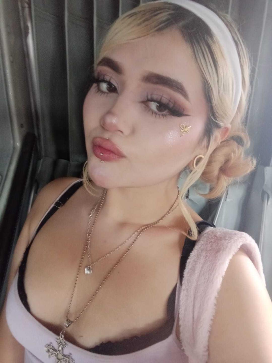 Image of cam model LyaMoon from XloveCam