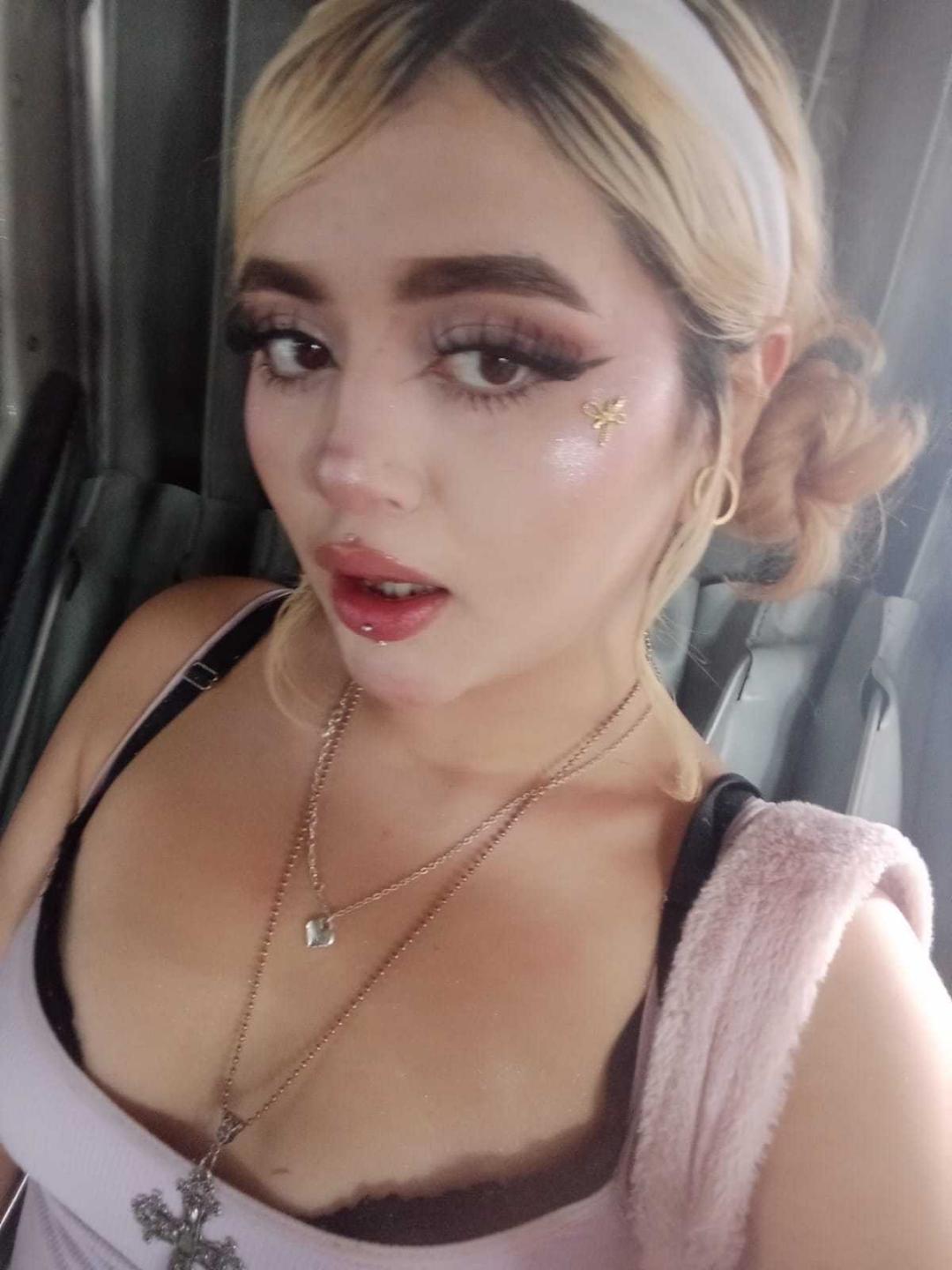 Image of cam model LyaMoon from XloveCam