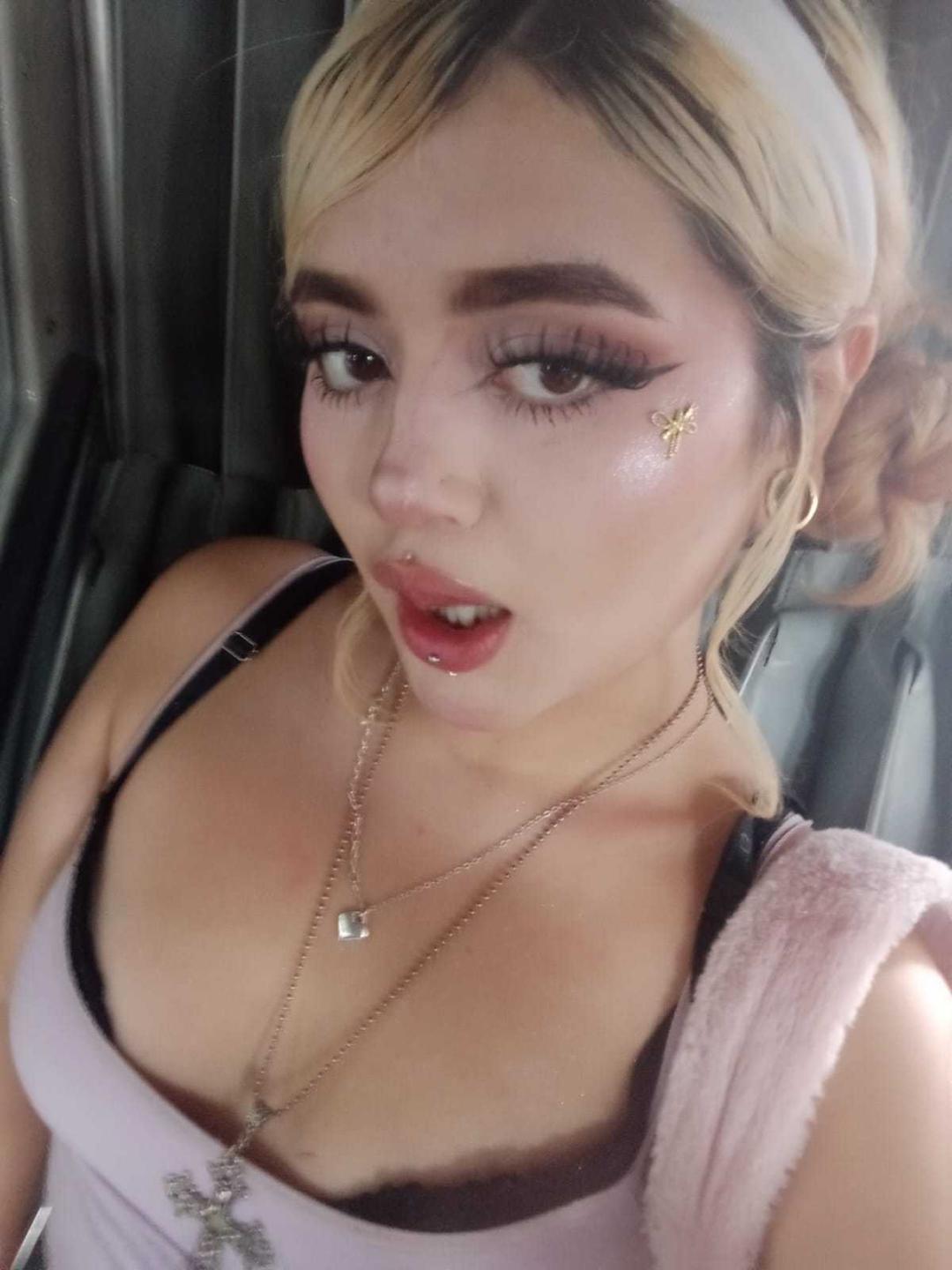 Image of cam model LyaMoon from XloveCam