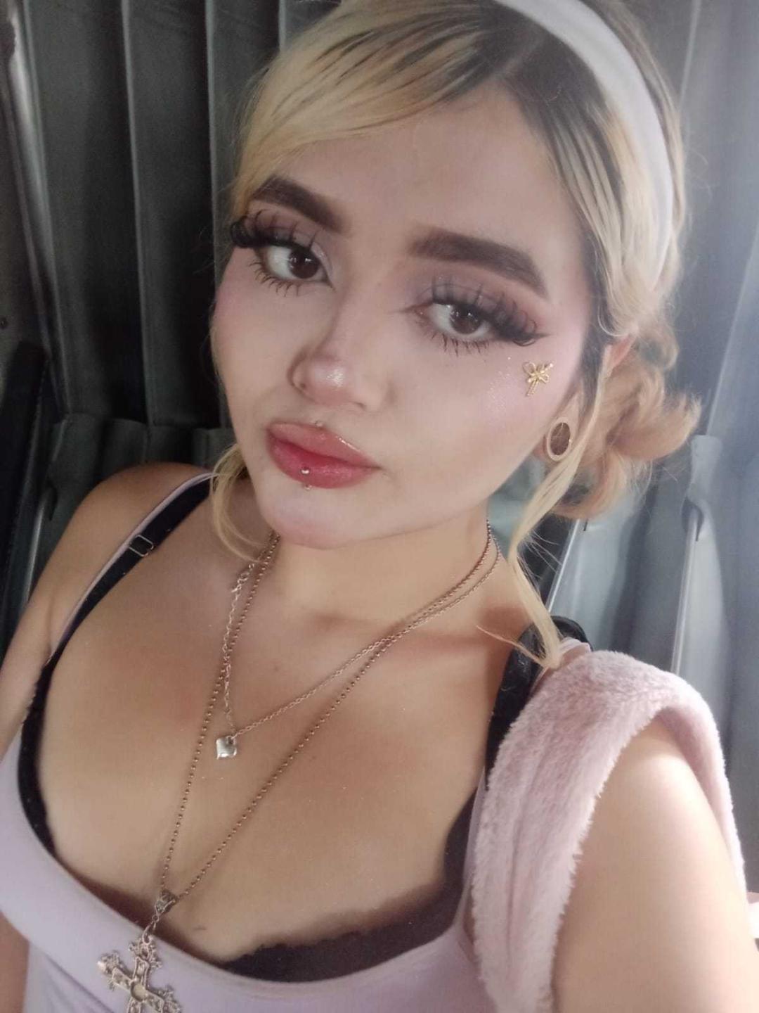 Image of cam model LyaMoon from XloveCam