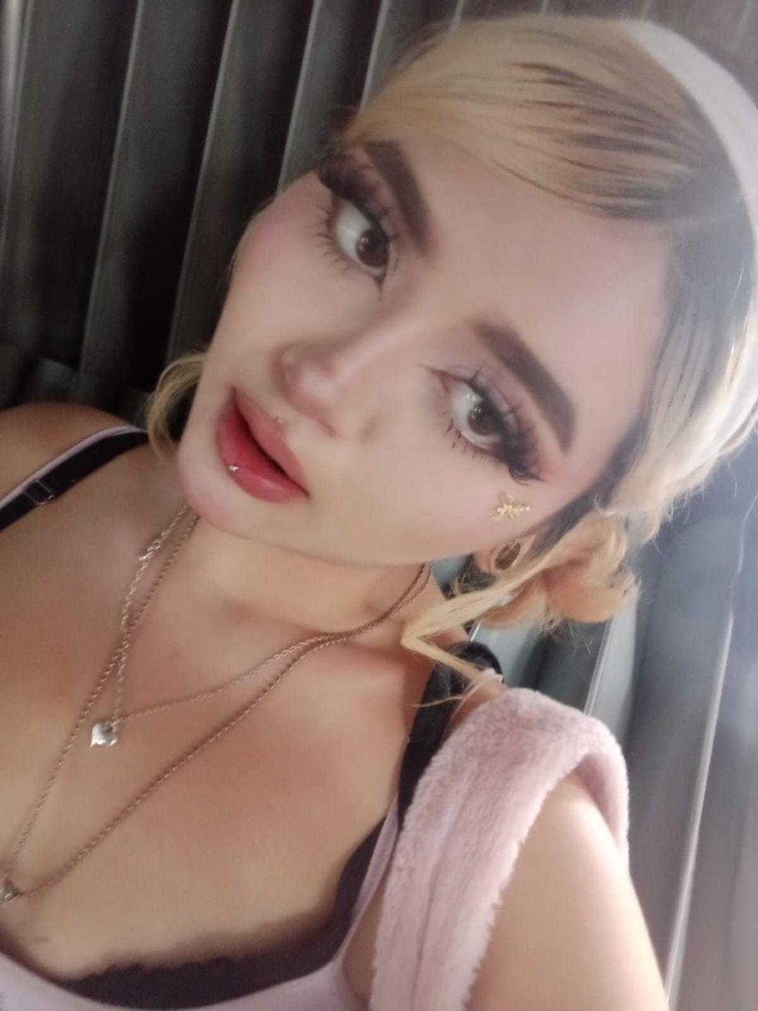 Image of cam model LyaMoon from XloveCam