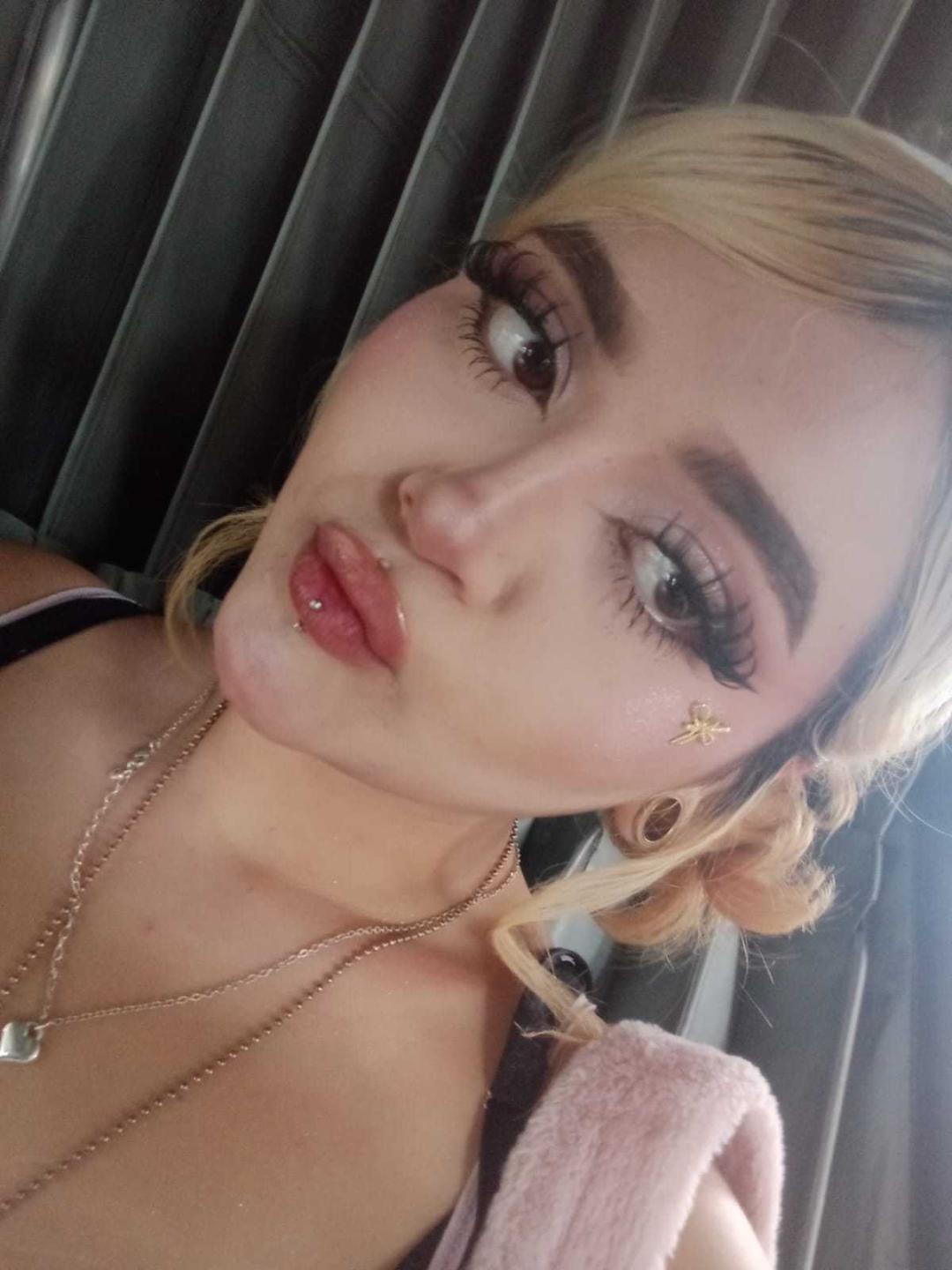 Image of cam model LyaMoon from XloveCam