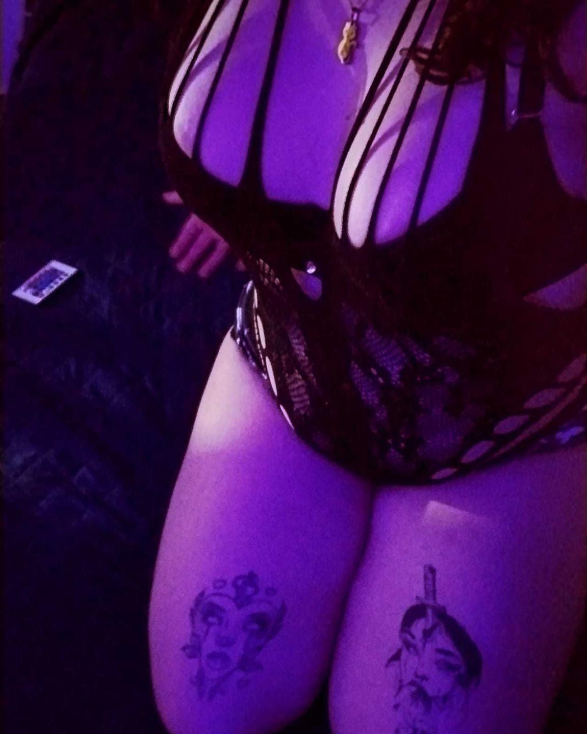 Image of cam model MoonBluee from XloveCam