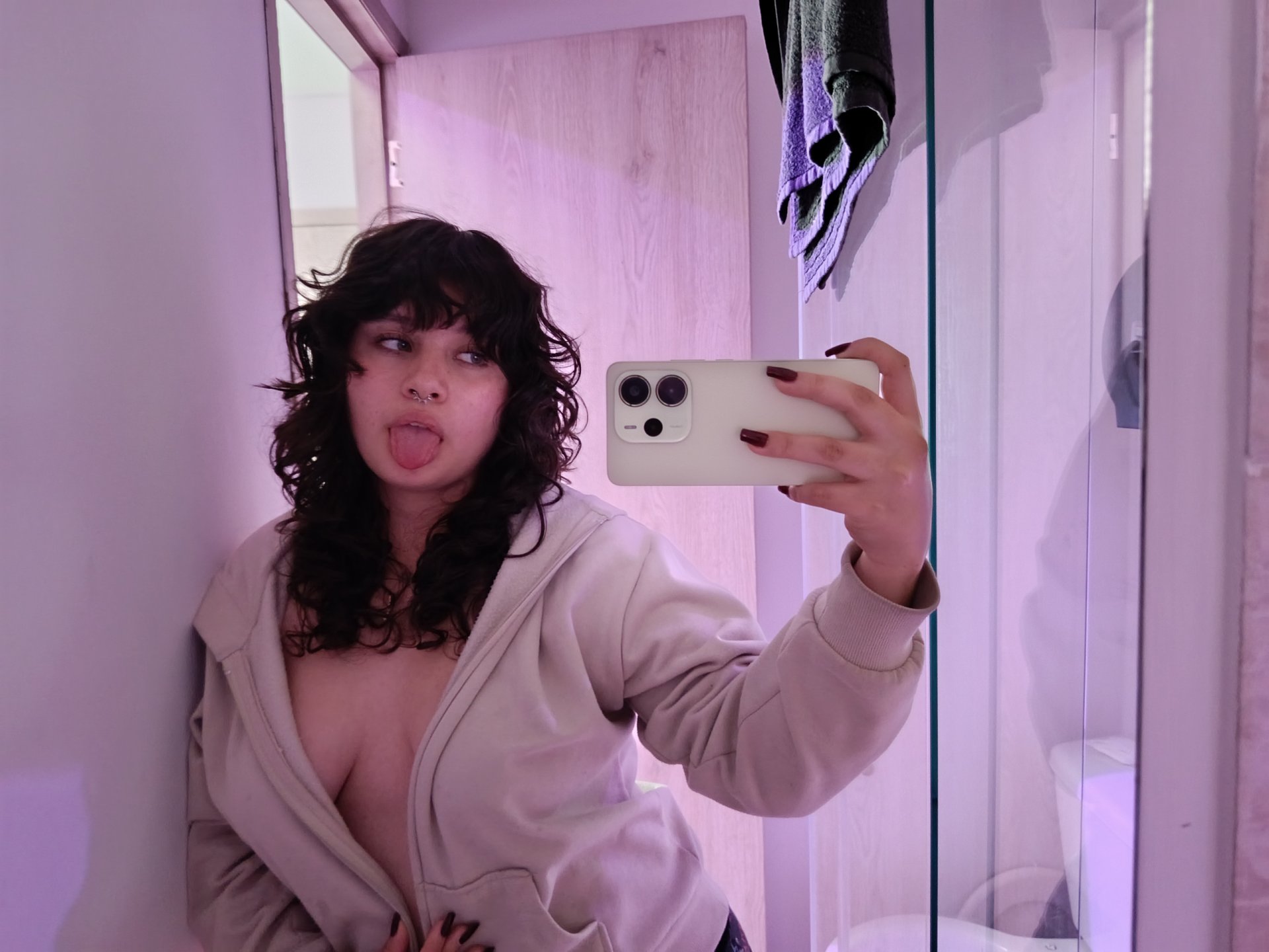 Image of cam model MoonBluee from XloveCam