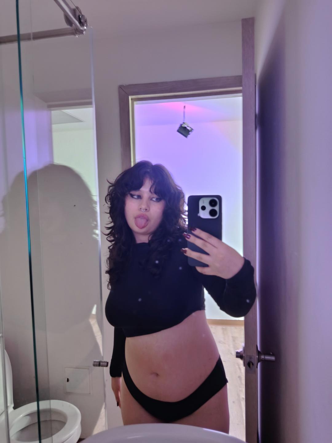 Image of cam model MoonBluee from XloveCam