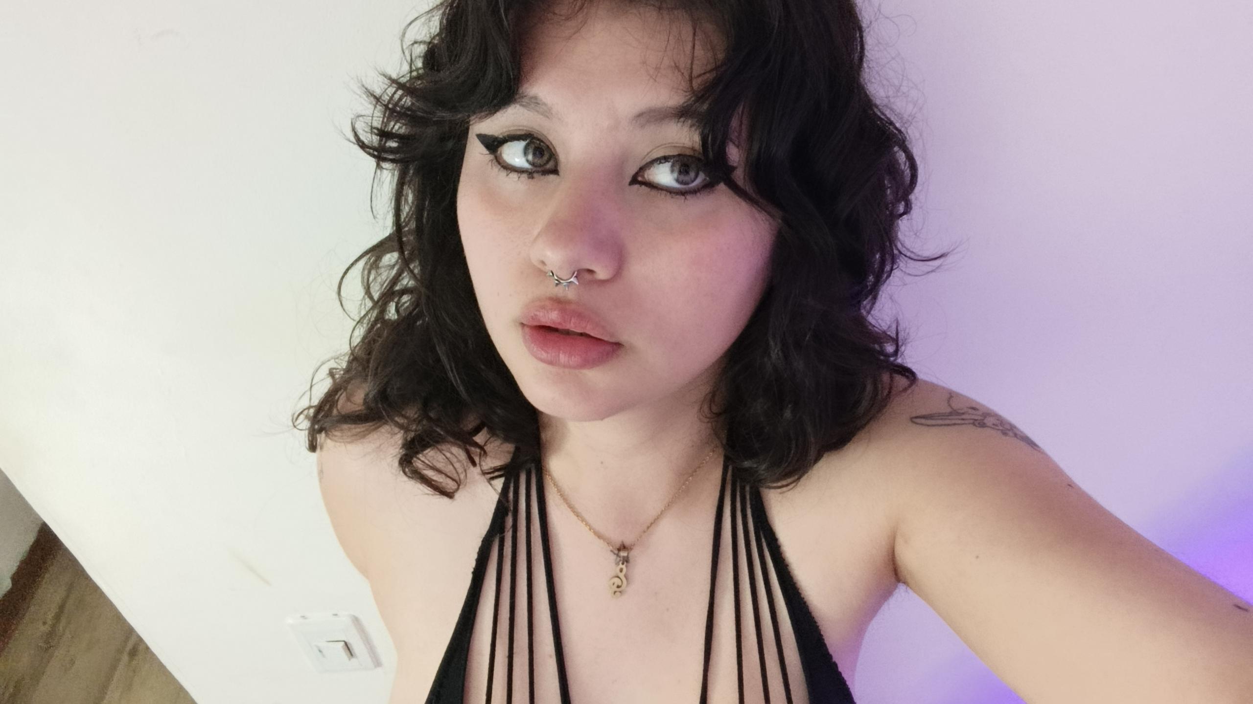 Image of cam model MoonBluee from XloveCam