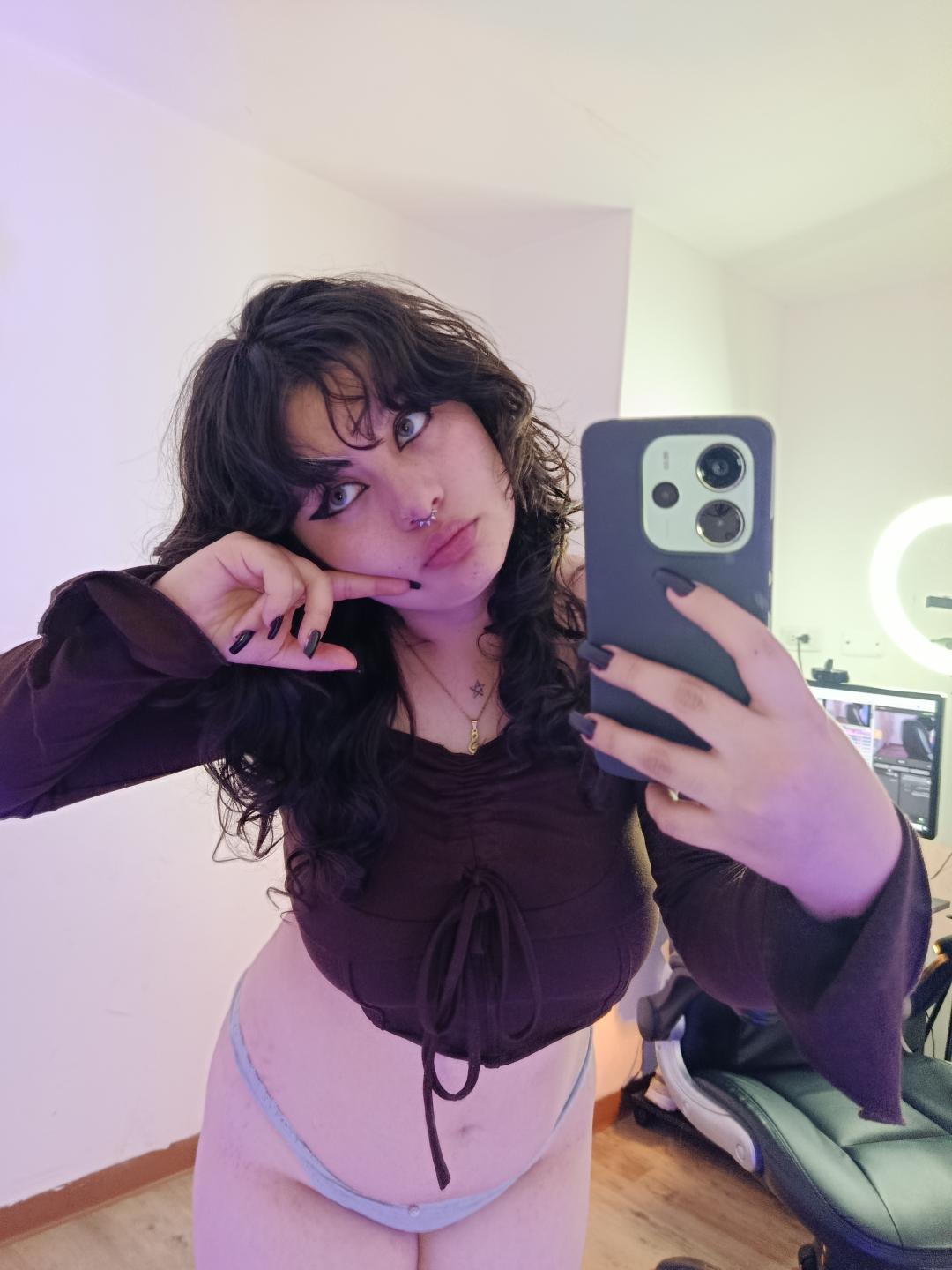 Image of cam model MoonBluee from XloveCam