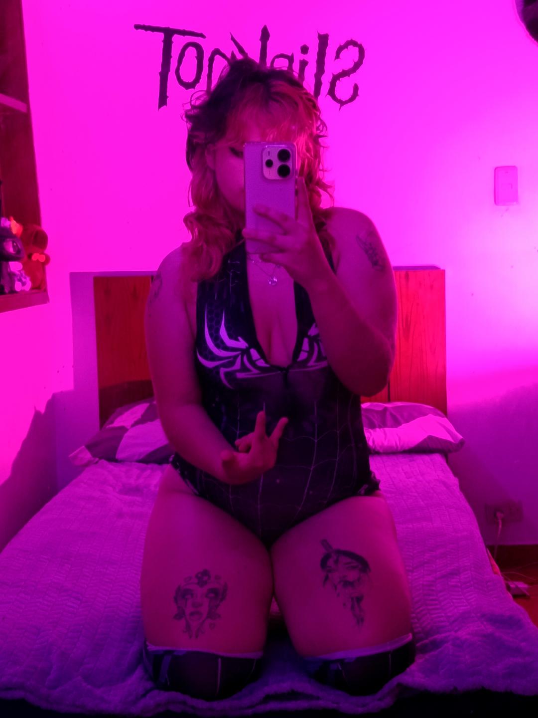 Image of cam model MoonBluee from XloveCam