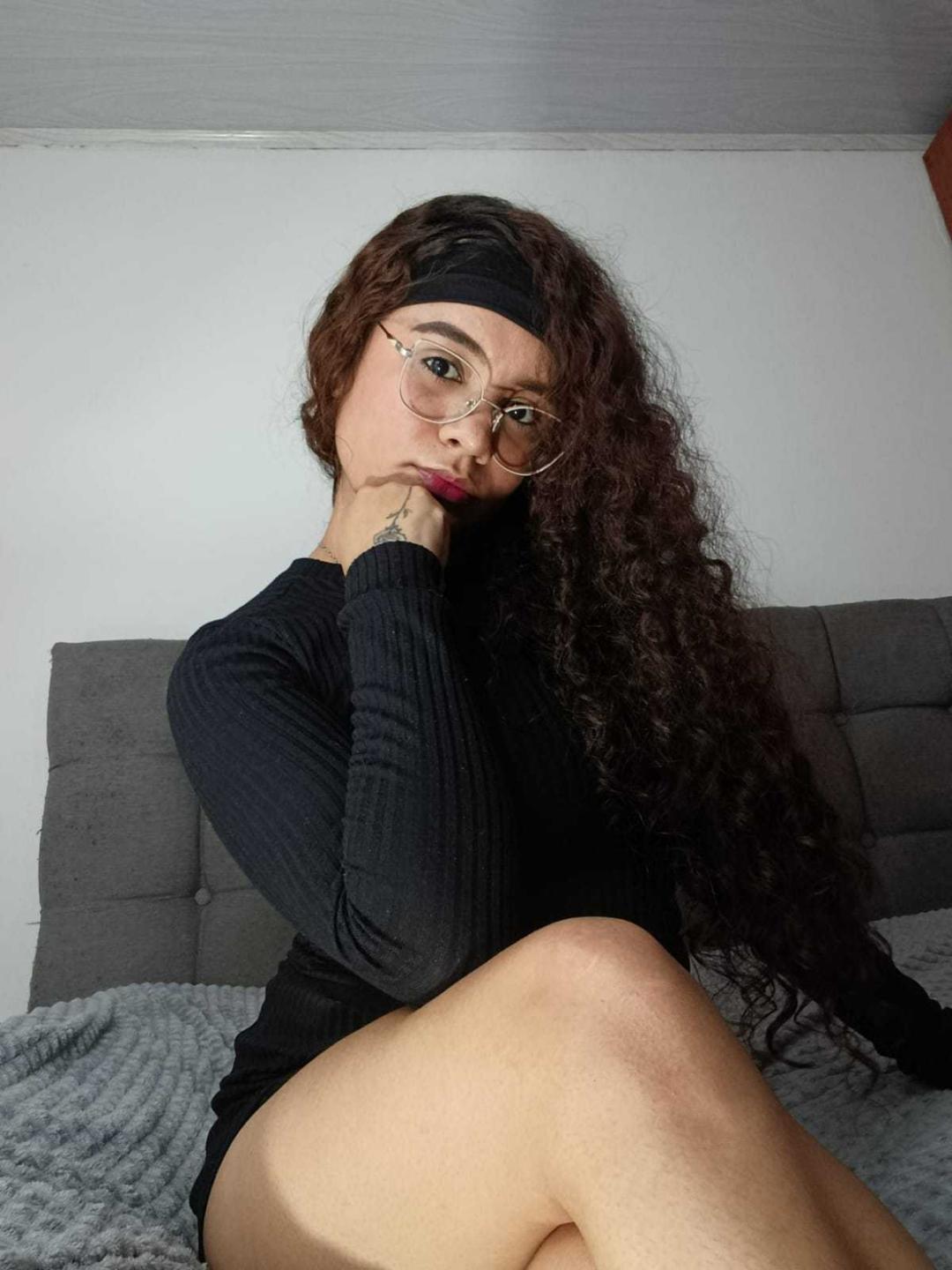 Image of cam model KathyyBlow from XloveCam