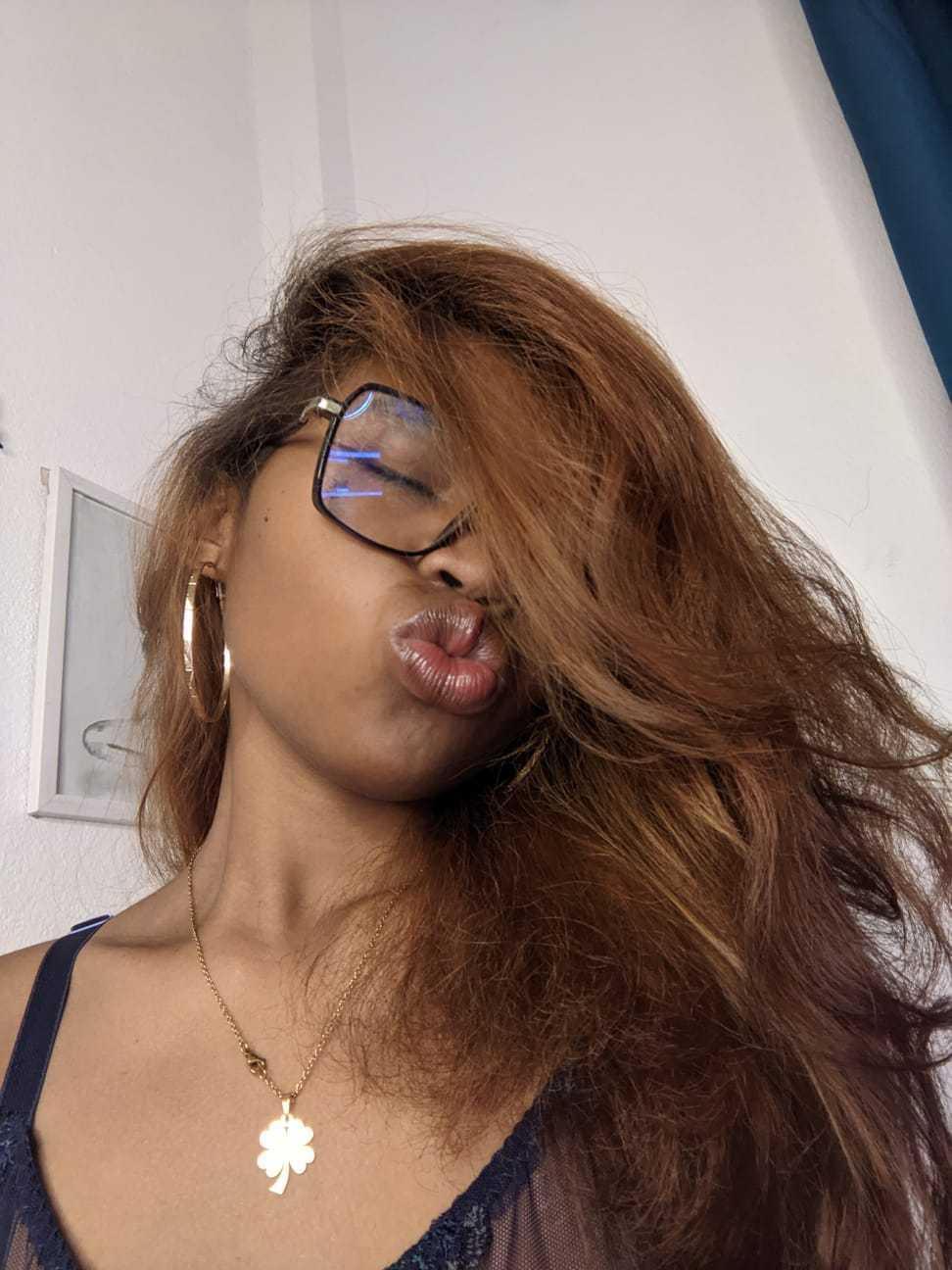 Image of cam model AureliieLeroy from XloveCam