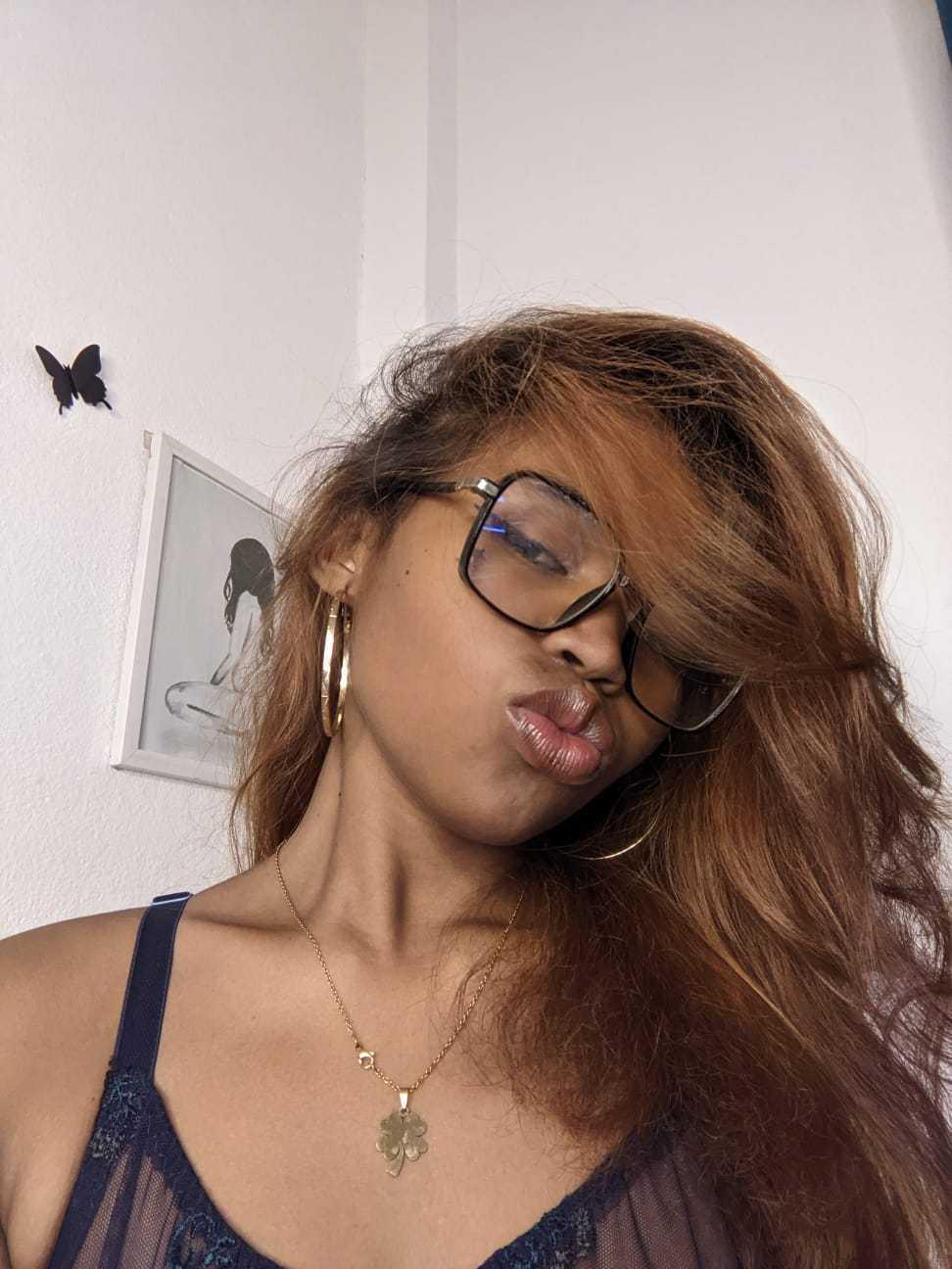 Image of cam model AureliieLeroy from XloveCam