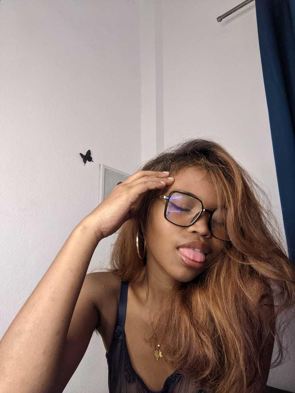 Image of cam model AureliieLeroy from XloveCam