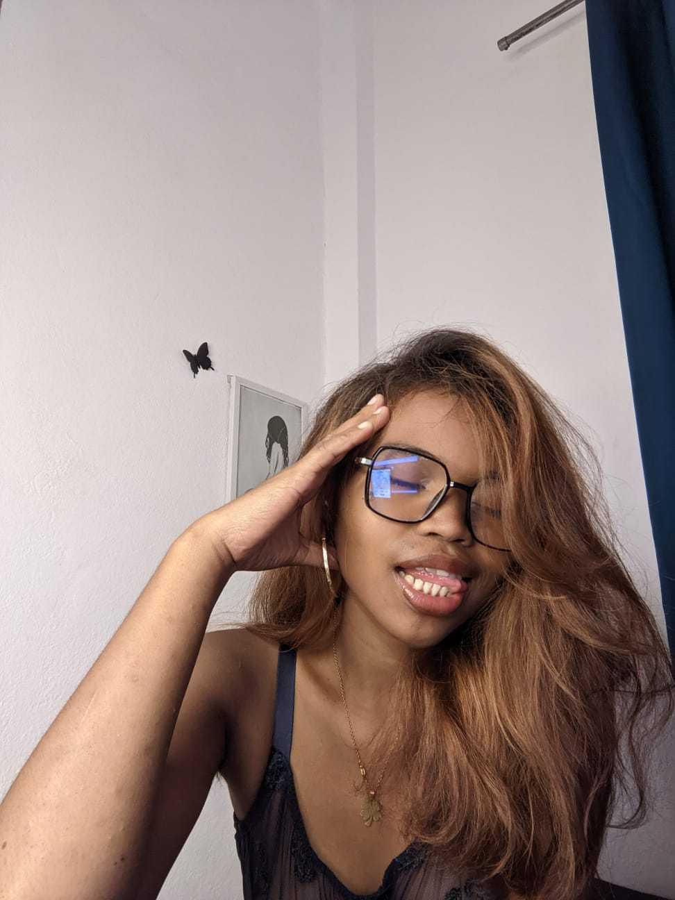 Image of cam model AureliieLeroy from XloveCam