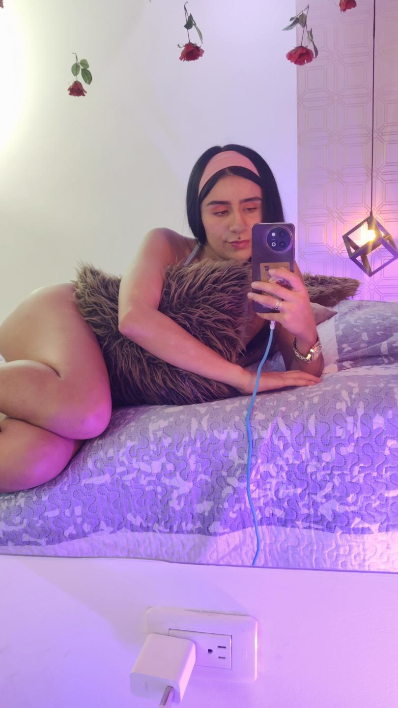 Image of cam model AmberLuxefg from XloveCam