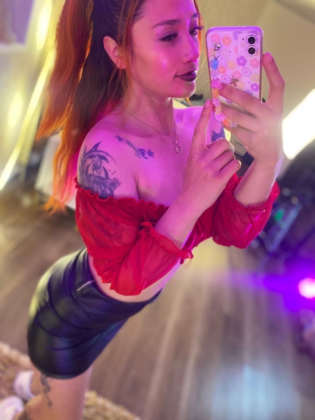 Image of cam model ZoeTaylorl from XloveCam