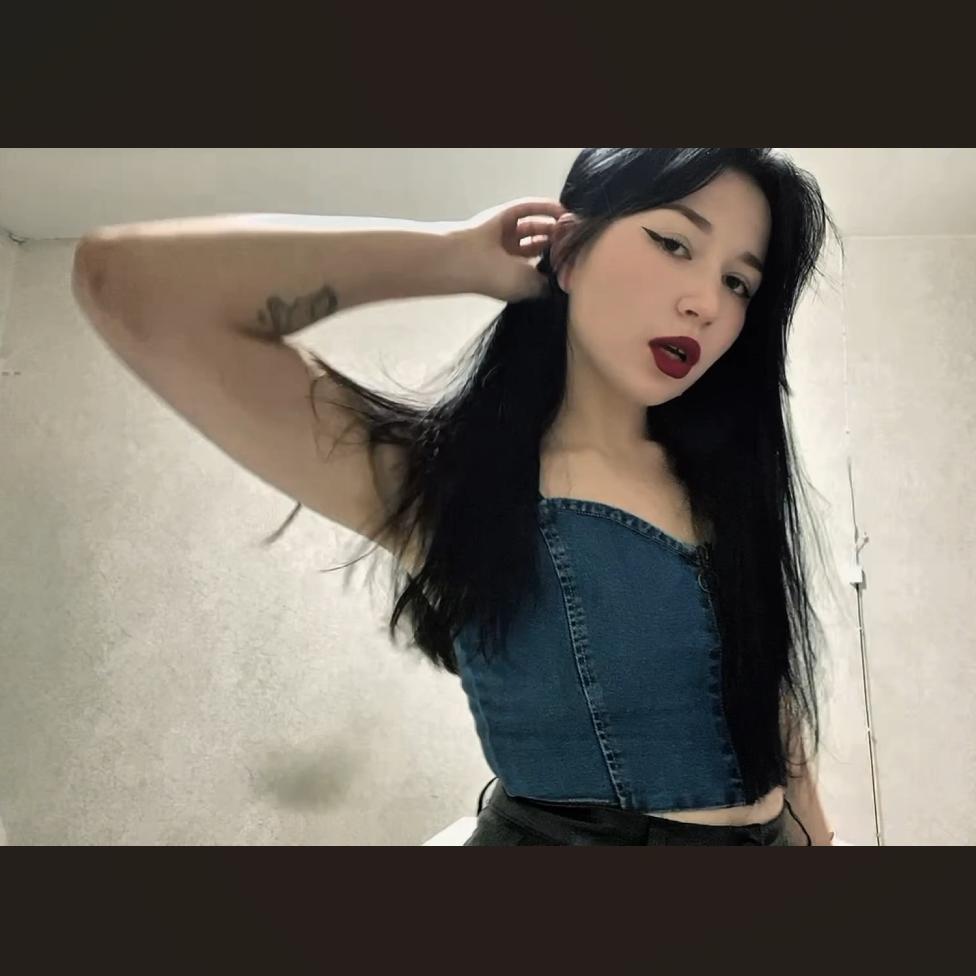 Image of cam model MertieDasinger from XloveCam