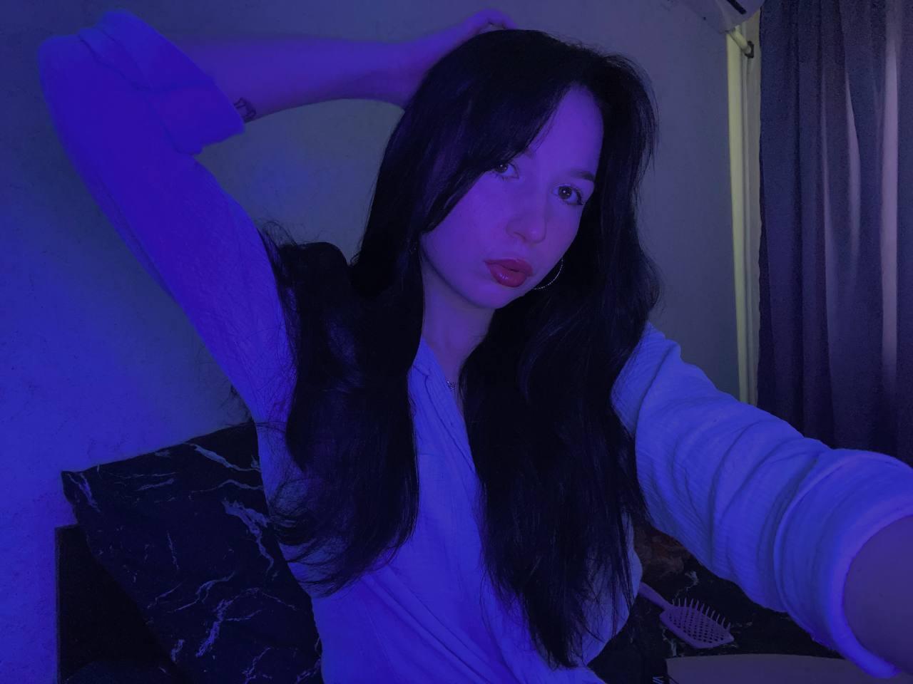 Image of cam model MertieDasinger from XloveCam