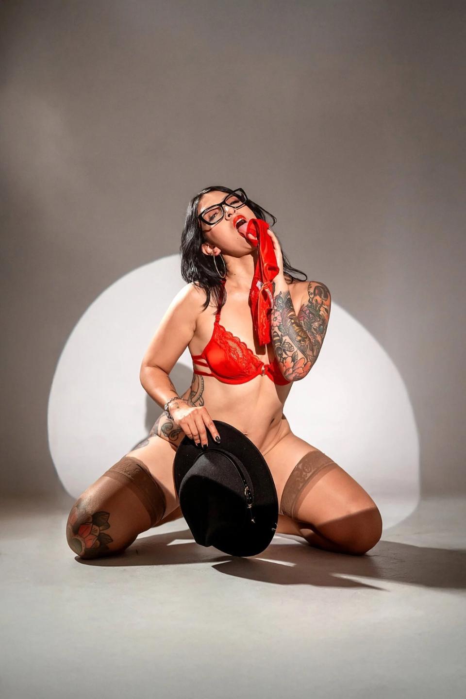 Image of cam model ZarayFeet from XloveCam