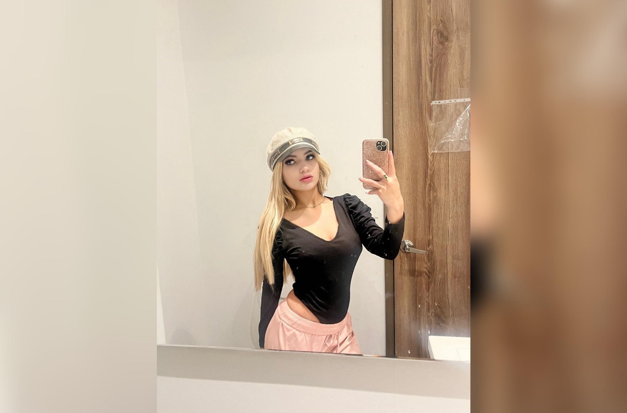Image of cam model SabrinaColle from XloveCam