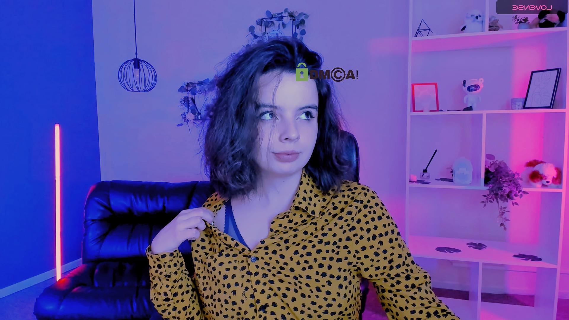 Image of cam model MiamMooon from XloveCam