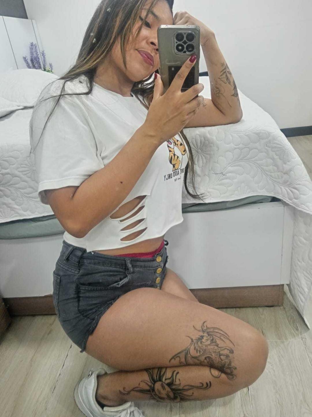 Image of cam model XinemaBonet from XloveCam