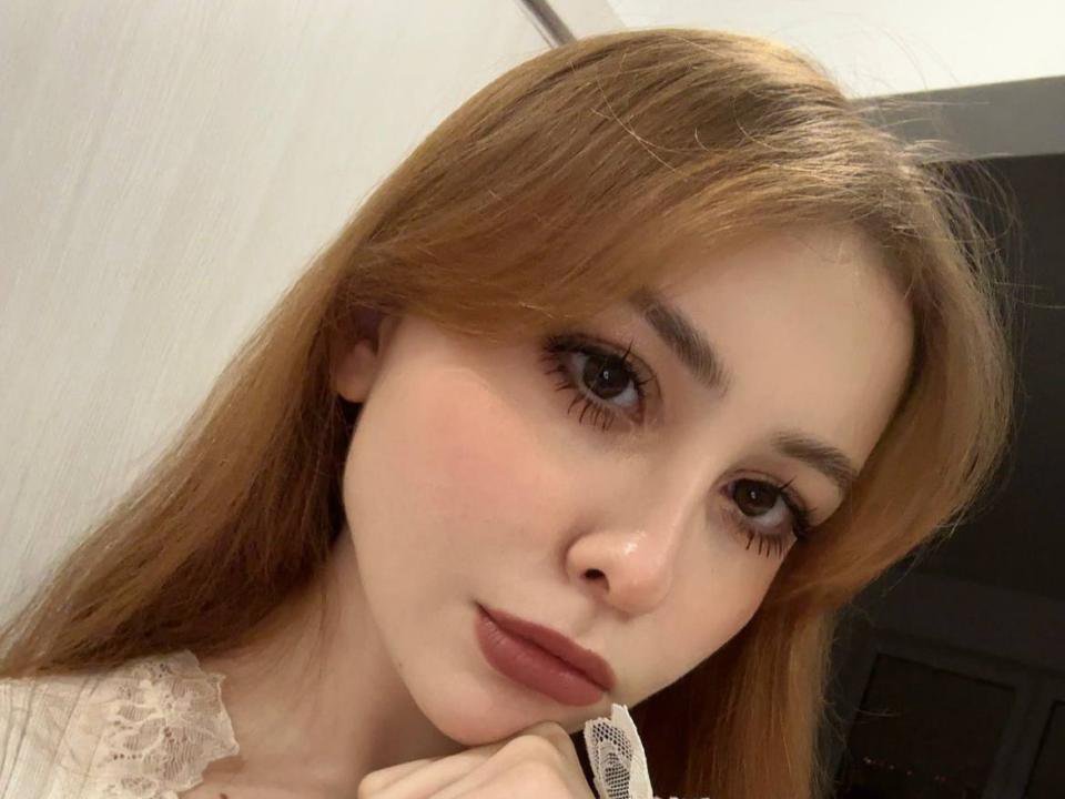 Image of cam model AdinaRosemore from XloveCam