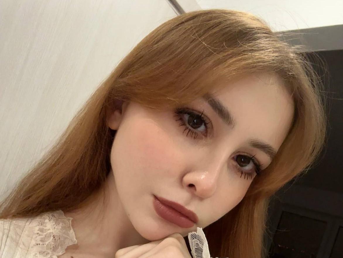 Image of cam model AdinaRosemore from XloveCam