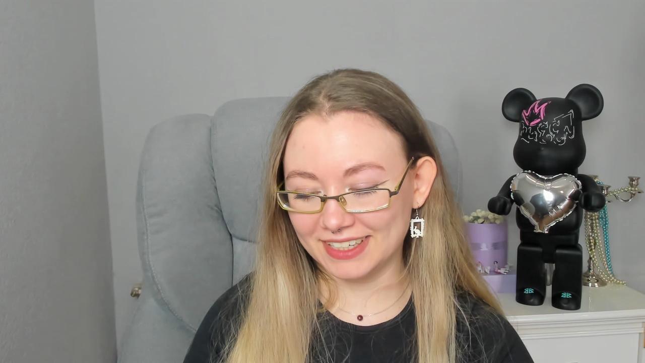 Image of cam model Meeranda from XloveCam