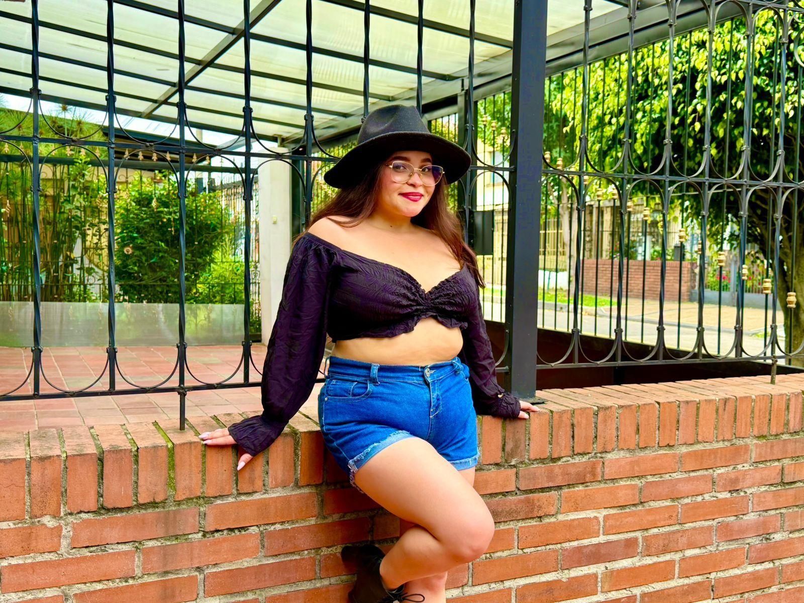 Image of cam model SamyMancini from XloveCam