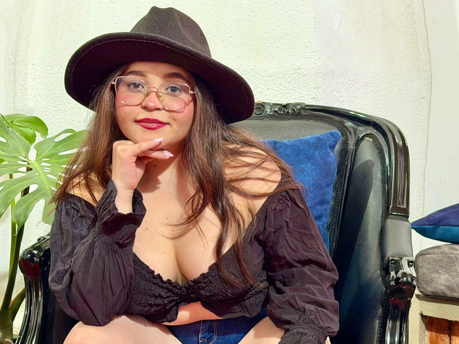 Image of cam model SamyMancini from XloveCam