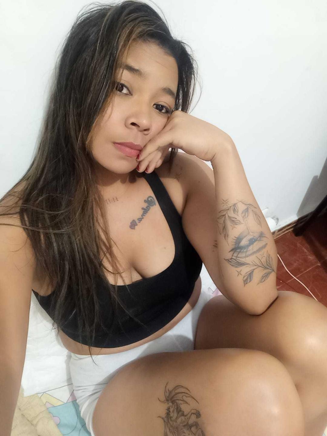 Image of cam model XinemaBonet from XloveCam