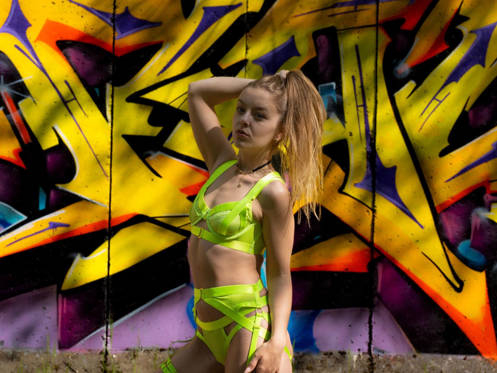 Image of cam model lanarayes-hot from XloveCam