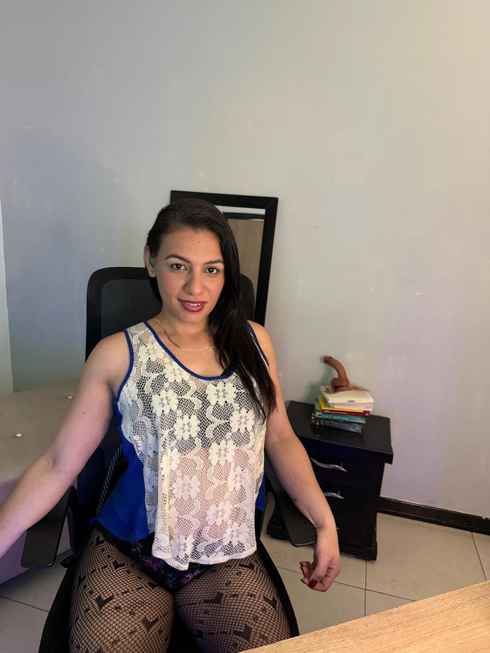 Image of cam model CamilleRiver from XloveCam