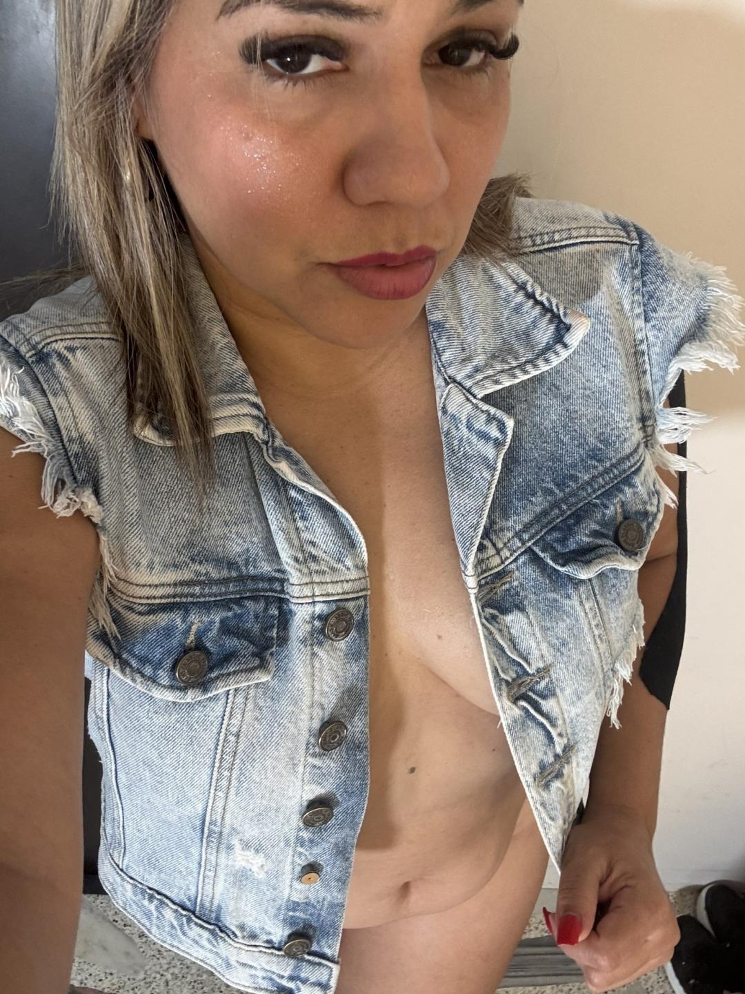 Image of cam model CamilaNoer from XloveCam