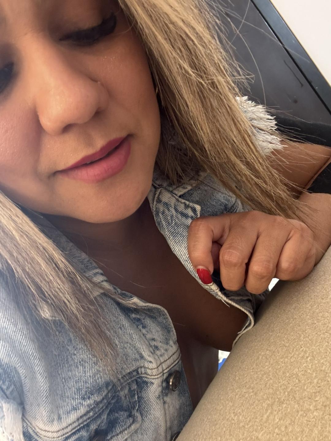 Image of cam model CamilaNoer from XloveCam