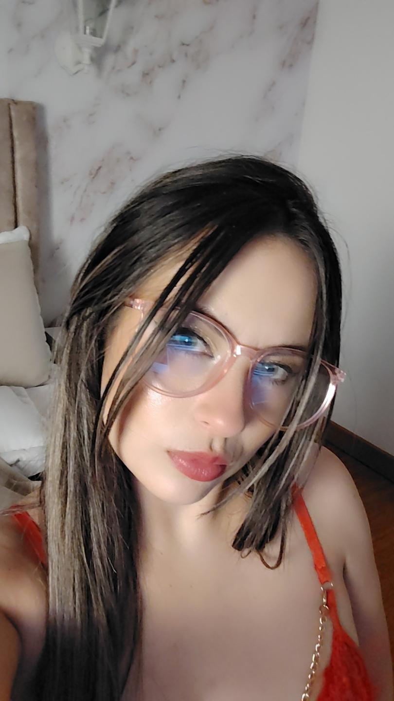Image of cam model AmiiRosse from XloveCam