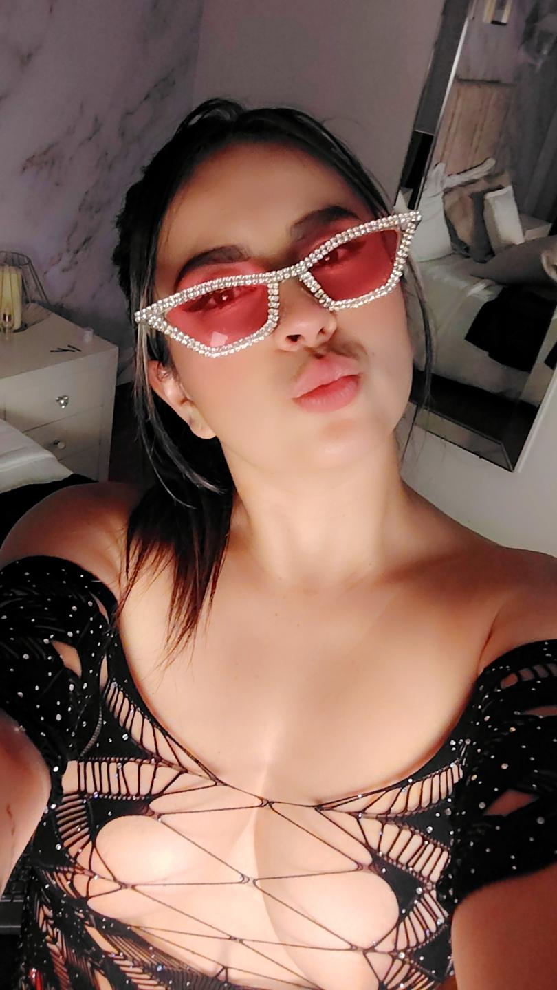 Image of cam model AmiiRosse from XloveCam