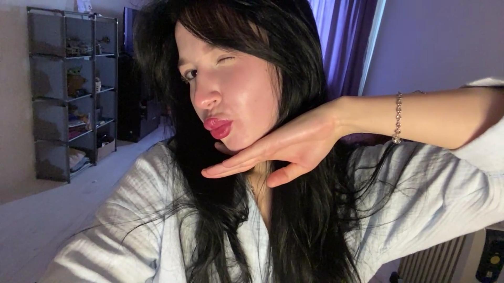 Image of cam model MertieDasinger from XloveCam