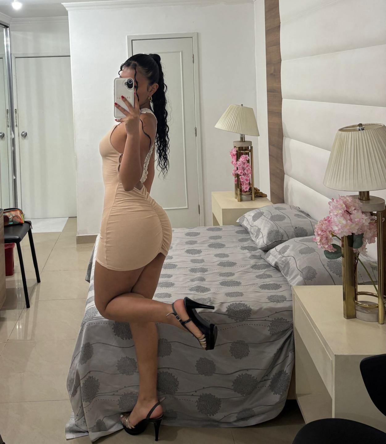 Image of cam model AmbarReed from XloveCam