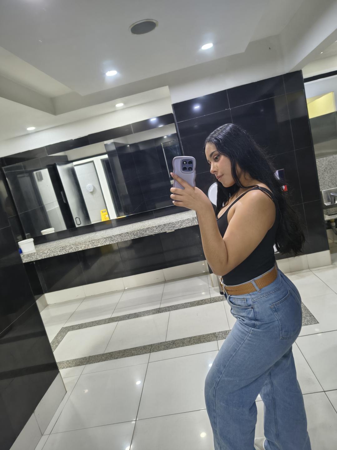 Image of cam model MarilynHills from XloveCam