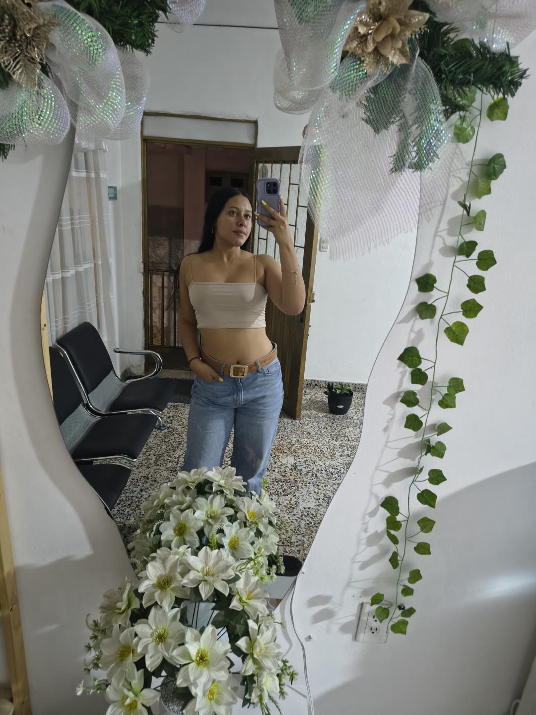 Image of cam model MarilynHills from XloveCam